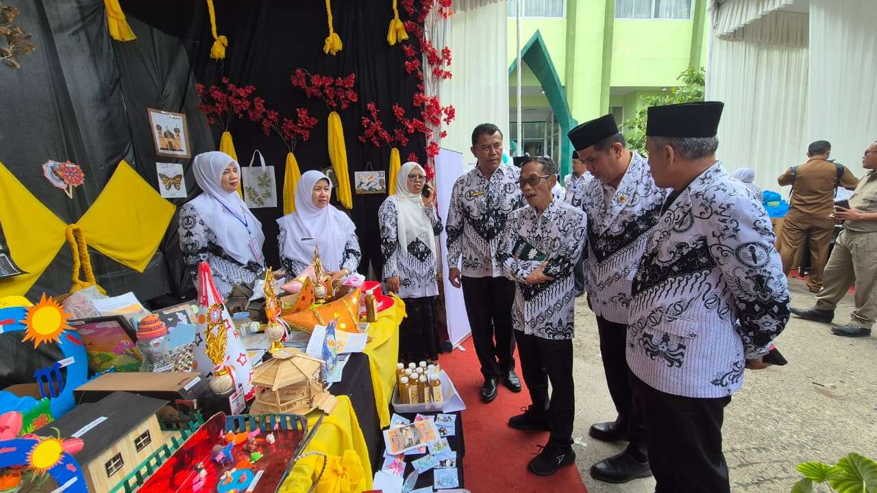 MAJALAH LANGIT BIRU SMANDATIKA DIPAMERKAN DI STAND HUT PGRI KE-80